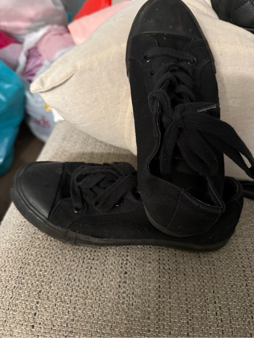 Classic Women's Black Canvas Low-Top Sneakers - Picture 1 of 5